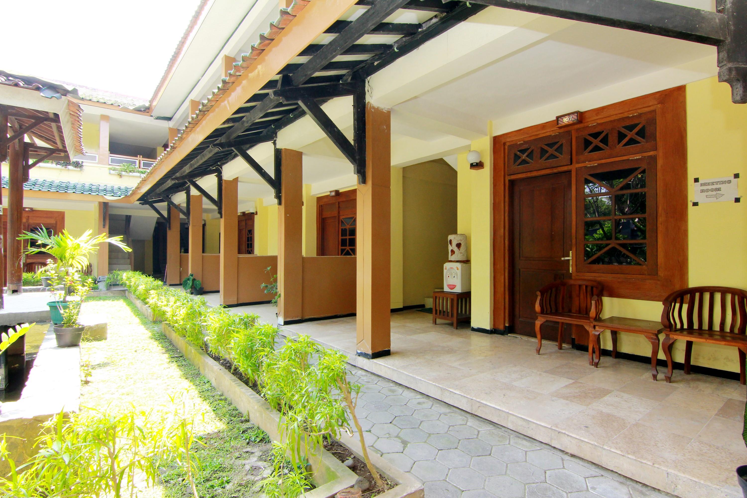 The Soemarsono Hotel Maguwo Buitenkant foto
